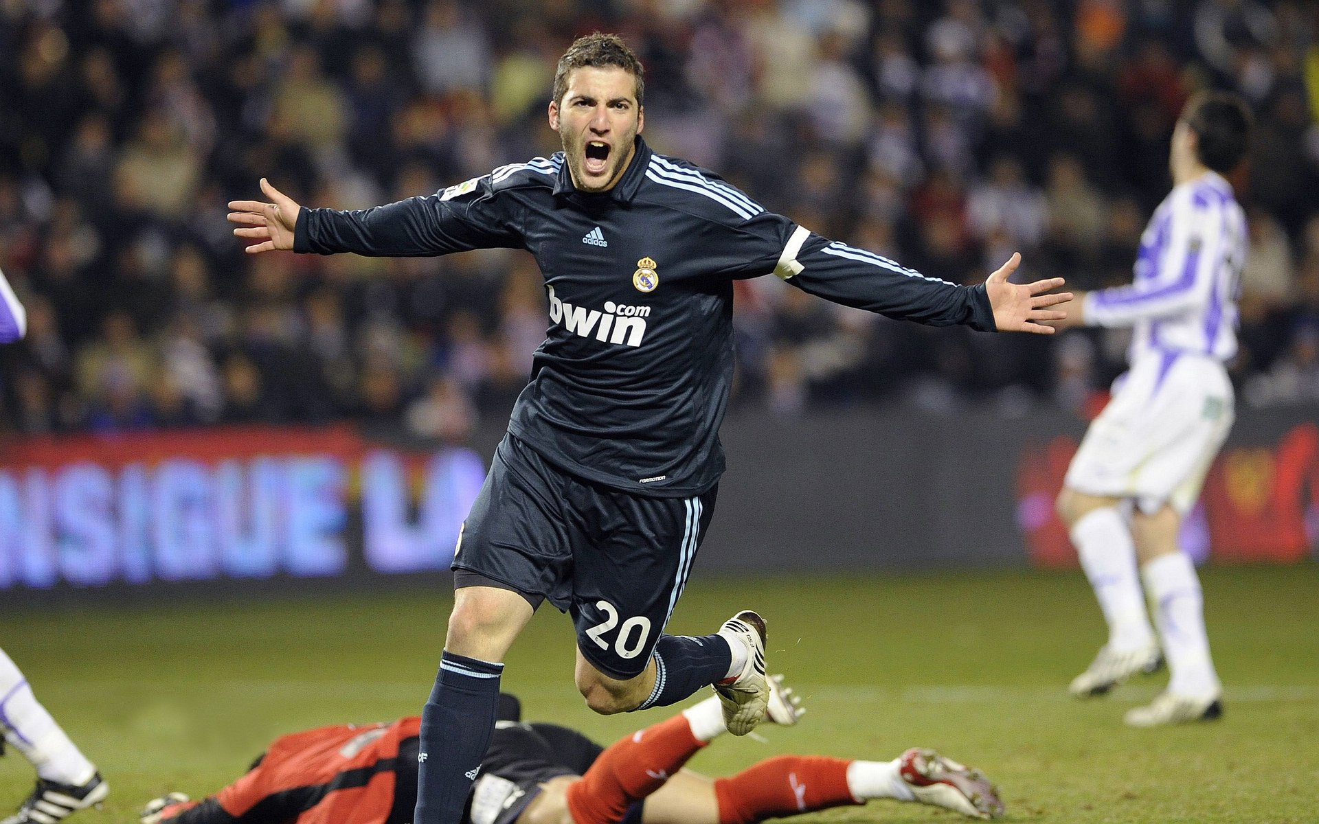 英超比赛中裁判语调与非语言行为对球员情绪波动的影响，用语言或行为对裁判员的判决表示异议